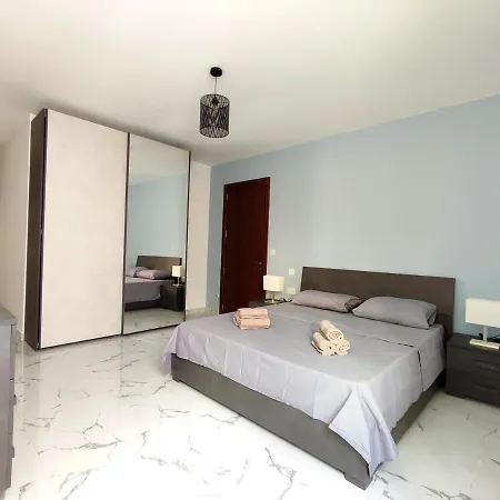 3 Bedroom Near Seafront شقة