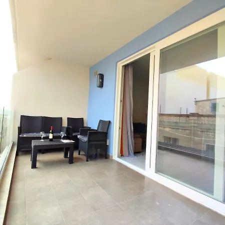 3 Bedroom Near Seafront شقة سليمة