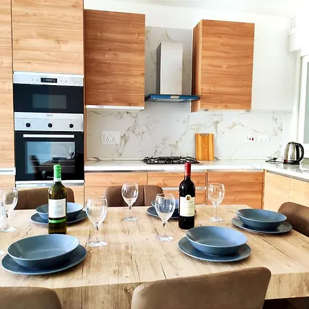 3 Bedroom Near Seafront سليمة