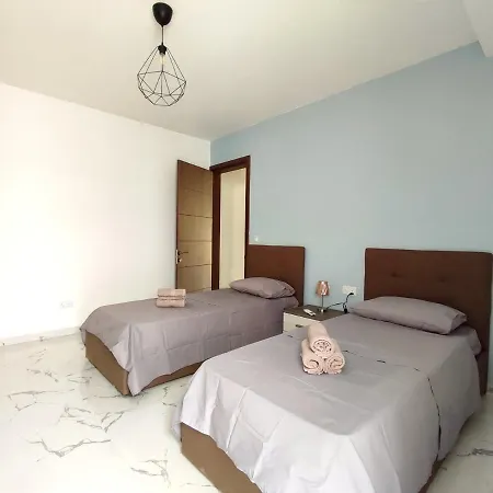 3 Bedroom Near Seafront Апартаменты *