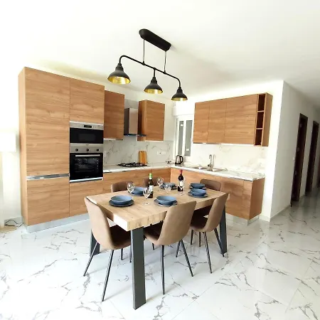 Apartment 3 Bedroom Near Seafront *