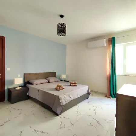 3 Bedroom Near Seafront スリーマ