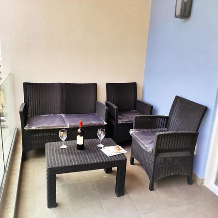 3 Bedroom Near Seafront Апартаменты *