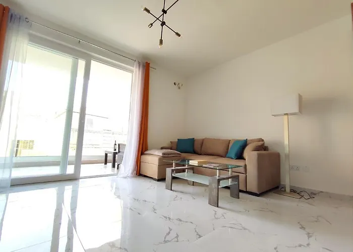 3 Bedroom Near Seafront * סליאמה