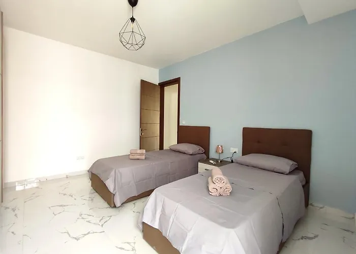 3 Bedroom Near Seafront Апартаменты *