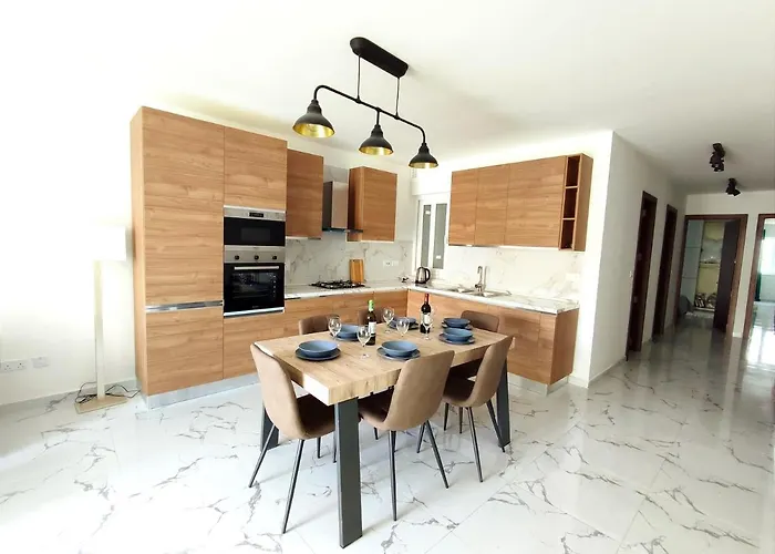 דירה 3 Bedroom Near Seafront *