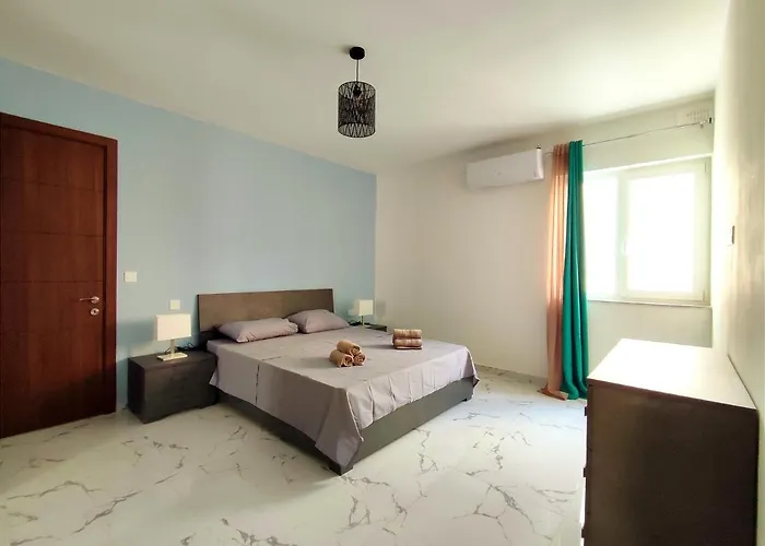 3 Bedroom Near Seafront סליאמה