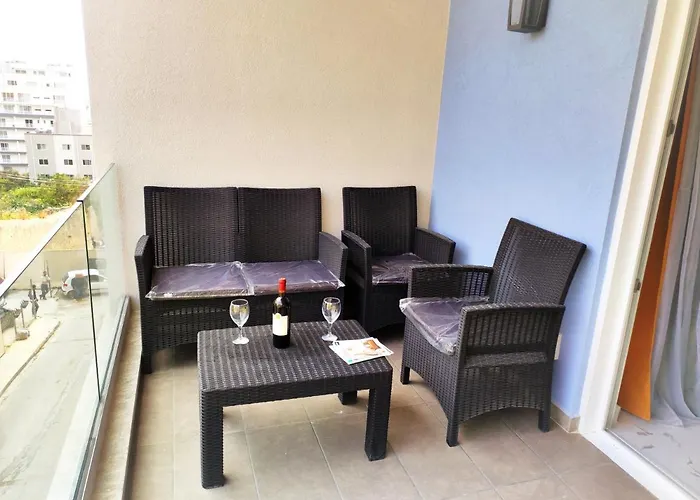 3 Bedroom Near Seafront דירה *